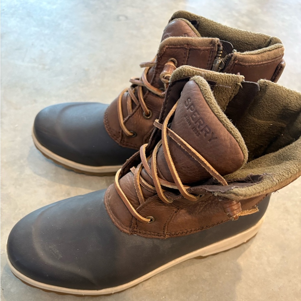Women’s sperry topsider winter boots with side zip.  8.5.